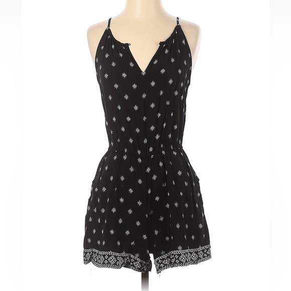Beautiful Old Navy Black & White Romper in Size Small - Picture 1 of 4